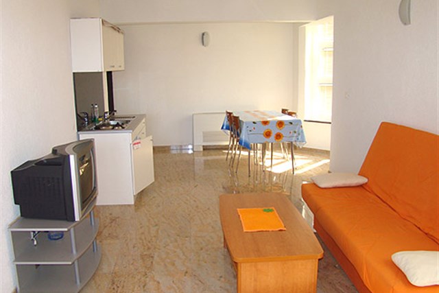 Vila MARIĆ - jedna 2lůžková ložnice, denní místnost se 2 lůžky (rozkládací gauč) s možností přistýlky - Apt. 4(+1)