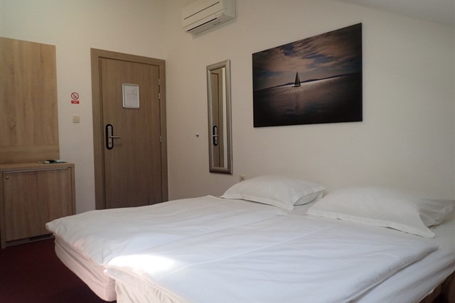 Hotel ANTONIJA - Dotované pobyty 50+ - podkrovní dvoulůžkový pokoj bez balkonu a pokoj se dvěma rozkládacími křesly - typ 3(+1) SUITE v budově ANTONIJA