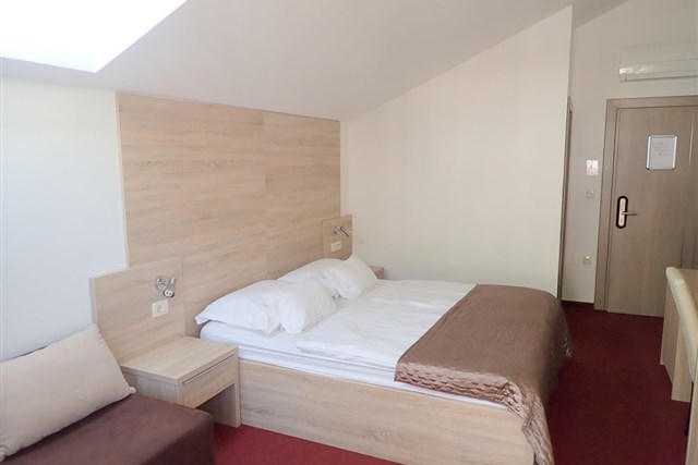 Hotel ANTONIJA - Dotované pobyty 50+ - dvoulůžkový pokoj s rozkládacím gaučem - typ 3(+1) FAMILY v budově ANTONIJA