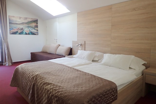 Hotel ANTONIJA - Dotované pobyty 50+ - dvoulůžkový pokoj s rozkládacím gaučem - typ 3(+1) FAMILY v budově ANTONIJA