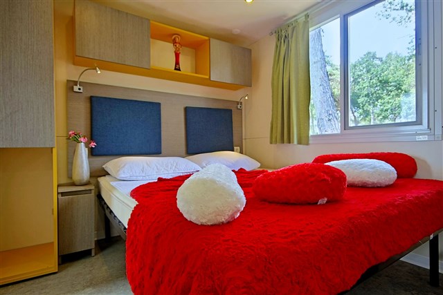Mobilní domky Brioni Sunny Camping - tři dvoulůžkové ložnice a denní místnost - typ M.HOME 6(+2) LAVANDA