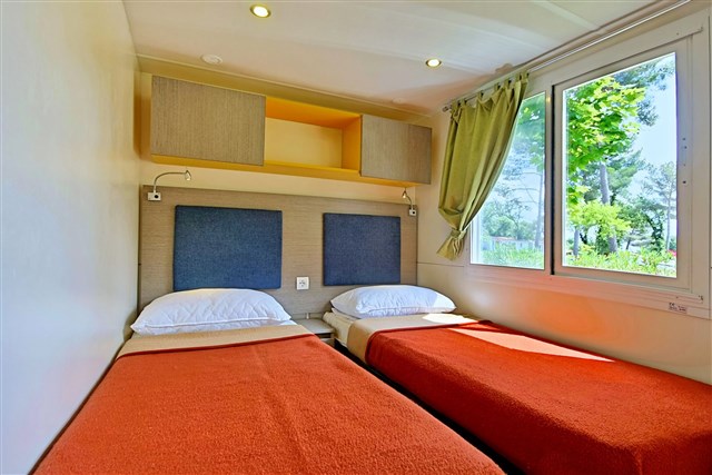 Mobilní domky Brioni Sunny Camping - tři dvoulůžkové ložnice a denní místnost - typ M.HOME 6(+2) LAVANDA