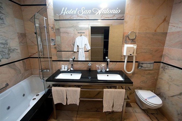 Hotel SAN ANTONIO - Hotel San Antonio, Podstrana, Chorvatsko – pokoj DELUXE