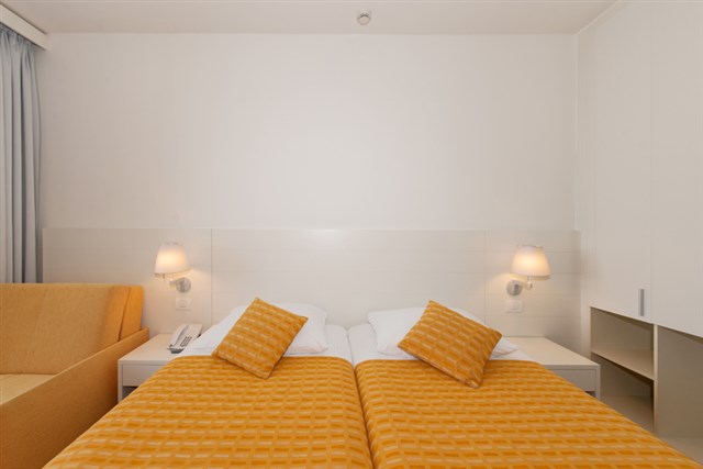 ISLAND Hotel ISTRA - dvě dvoulůžkové ložnice propojené dveřmi - typ 2+2 B-FAM