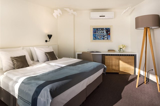 Hotel  REMISENS ALBATROS - dvoulůžkový pokoj a denní místnost - typ 2(+2) JUNIOR SUITE