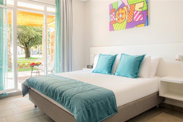 Azul Beach Resort Montenegro - apartmá Garden Lounge - manželská postel a rozkládací pohovka pro dva - typ 2(+2) B GARDEN LOUNGE SUITE