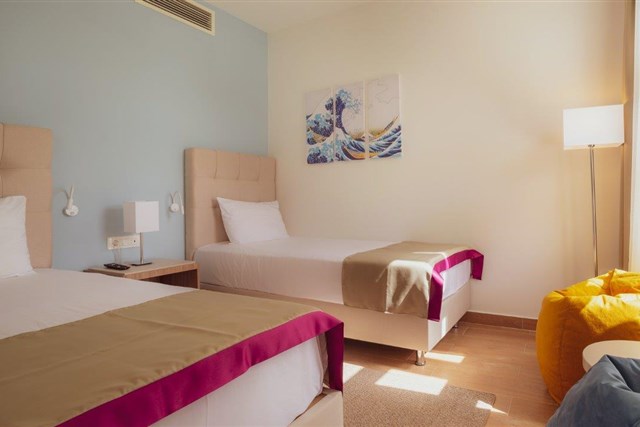 Azul Beach Resort Montenegro - apartmá Premium se dvěma ložnicemi a 2 samostatné postele v další ložnici - typ 2(+2) B PREMIUM TWO BEDROOM SUITE