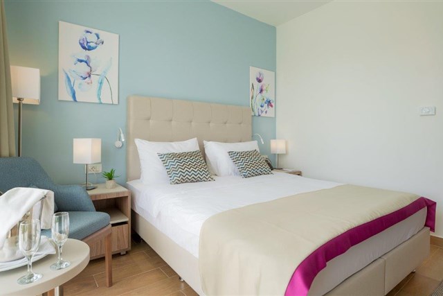 Azul Beach Resort Montenegro - novomanželské apartmá má manželskou postel a samostatné postele v další ložnici oddělené přepážkou - typ 2(+2) BM PREMIUM HONEYMOON SUITE