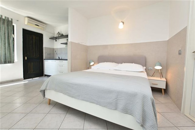 Apartmány UVALA - jedna místnost s manželskou postelí - typ STUDIO 2(+0) - 1. patro