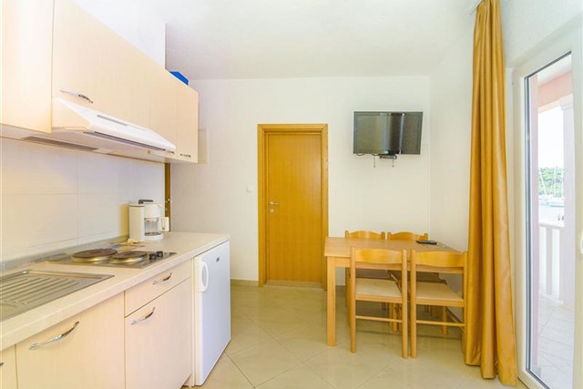 Apartmány ANTE Rogoznica - dvě dvoulůžkové ložnice (jedna s manželskou postelí) a denní místnost - typ  APT. 2+2 v 1. patře