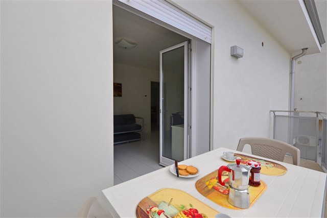 Rezidence BELLAROSA - jednopatrový apartmán - denní místnost, třílůžková ložnice a dvoulůžková ložnice - typ APT. 5+2 C7