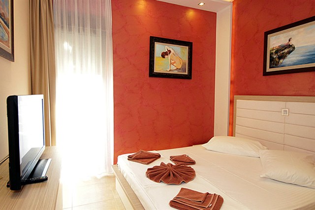 Hotel BUTUA RESIDENCE - dvoulůžková ložnice a denní místnost - typ Apt. 2+1 Standard