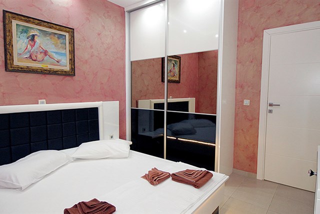 Hotel BUTUA RESIDENCE - dvoulůžková ložnice a denní místnost - typ Apt. 2+2 Comfort