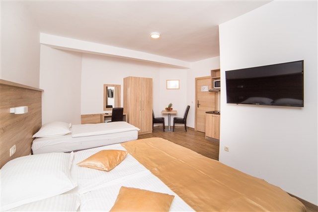 Hotel ANTONIJA - Dotované pobyty 50+ - třílůžkové studio - typ 3(+0) BM v budově TRITON