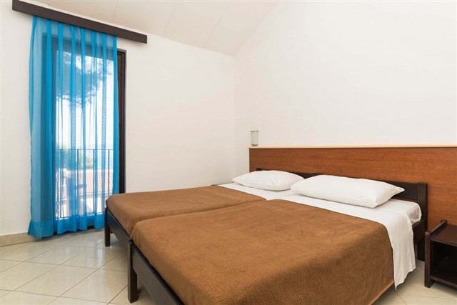 Apartmány KANEGRA Plava Laguna - dvoulůžková ložnice s oddělenými lůžky, jedna jednolůžková ložnice a denní místnost - typ BUNGALOV 4+1