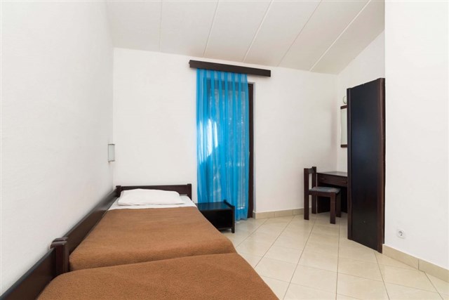 Apartmány KANEGRA Plava Laguna - dvoulůžková ložnice s oddělenými lůžky, jedna jednolůžková ložnice a denní místnost - typ BUNGALOV 4+1