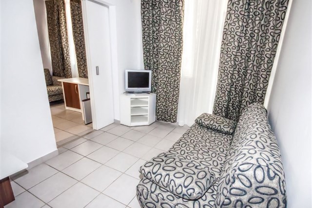 Hotel MIRTA - dvoulůžková ložnice a denní místnost - typ 2+2 BM FAMILY