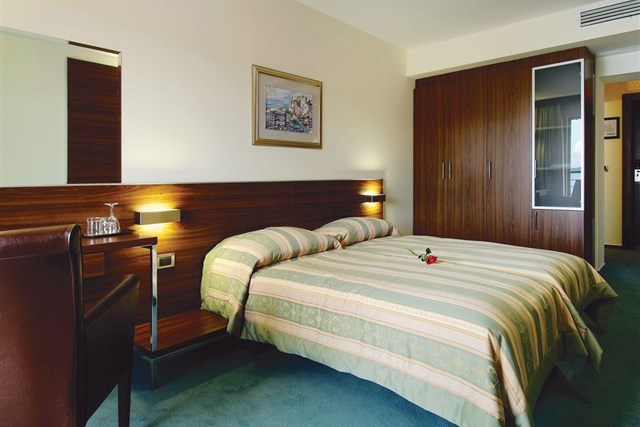 Hotel MAXIM - dvoulůžkový pokoj s možností přistýlky - typ 2(+1) BM - SU