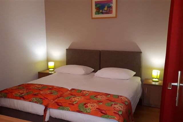AMADRIA PARK Camping Trogir***/**** - dvoulůžková ložnice a denní místnost - typ APT. A2(+2) přízemí ***
