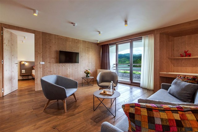 Hotel PARK-Bled - dvoulůžkový pokoj a denní místnost - typ 2(+2) Suite jezero