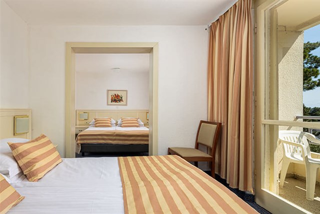 RIVIJERA Sunny Resort by Valamar - dva dvoulůžkové pokoje, které nejsou odděleny dveřmi - typ 2(+2) B