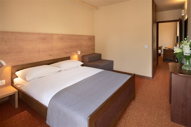 ARKADA SUNNY HOTEL BY VALAMAR - dvoulůžková ložnice a pokoj se 3 gauči - typ 2+3 B