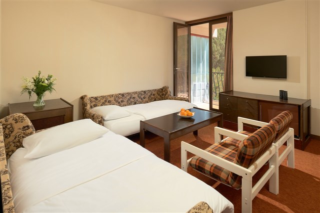 ARKADA SUNNY HOTEL BY VALAMAR - dvoulůžková ložnice a pokoj se 3 gauči - typ 2+3 B