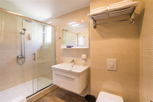 Hotel ANTONIJA - Dotované pobyty 50+ - třílůžkový pokoj - typ 3(+0) B v budově OLIVA