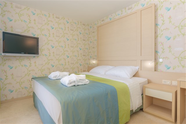 Hotel WYNDHAM GRAND Resort - dvoulůžková ložnice a denní místnost - typ Suita 2(+1) Junior M