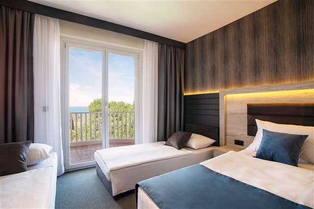 SAN SIMON Resort - dvoulůžkový pokoj s možností dvou přistýlek - typ 2+2 B 4* (Haliaetum****, Mirta****)