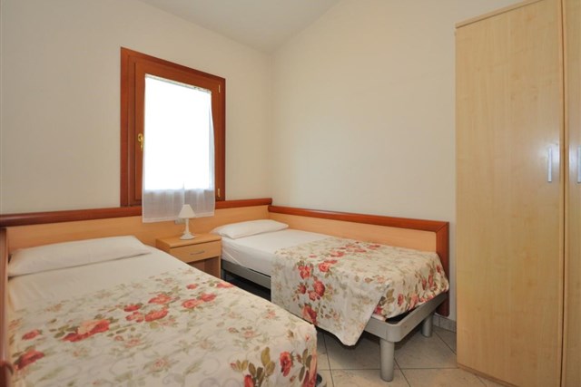 Villaggio DELFINO - třílůžková ložnice, dvoulůžková ložnice a denní místnost - typ APT. 5+1 C