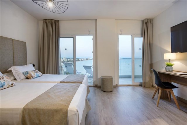 Hotel LAS ARENAS - junior suite výhled na moře