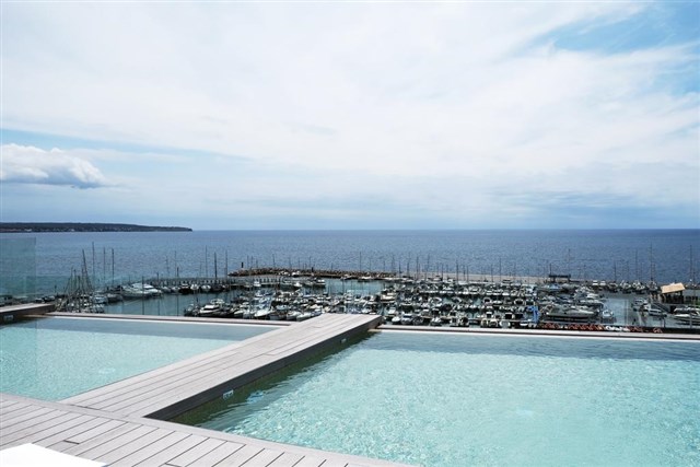 Hotel LAS ARENAS - střešní bazén