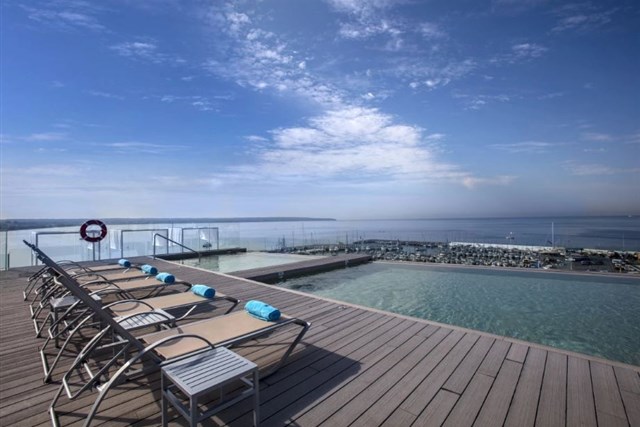 Hotel LAS ARENAS - střešní bazén