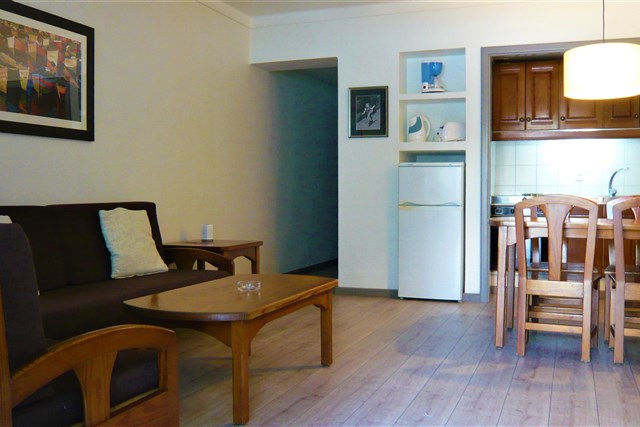 HG LOMO BLANCO - obývací pokoj s kuchyňským koutem