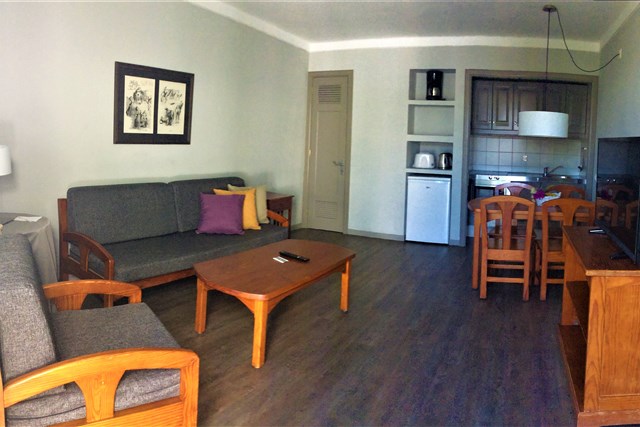 HG LOMO BLANCO - obývací pokoj s kuchyňským koutem