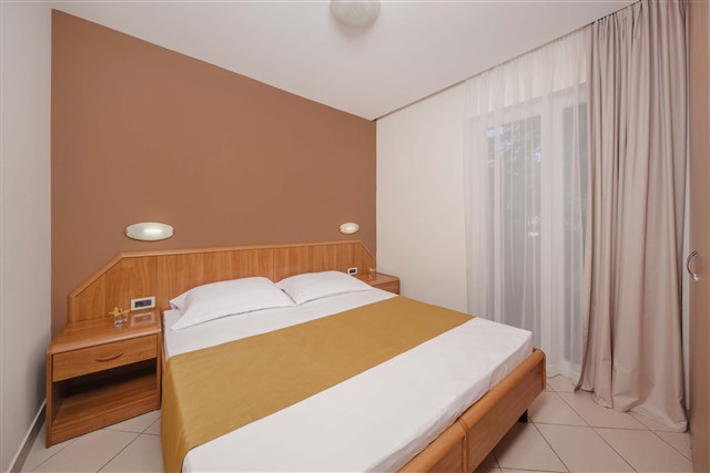 Apartmány KATORO Plava Laguna - dvoulůžková ložnice a denní místnost - typ APT. 2+2 CLASSIC