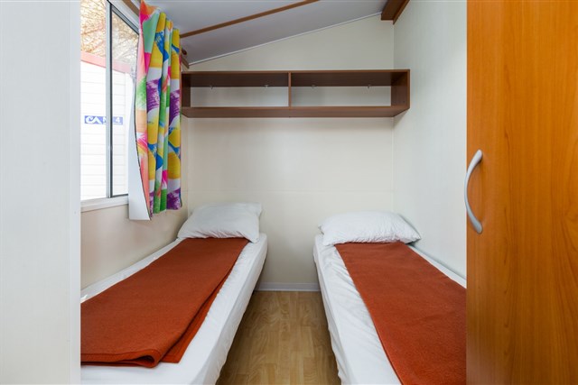 Camping PARK UMAG - dvě dvoulůžkové ložnice a denní místnost - typ M.HOME 4(+2) OLIVA