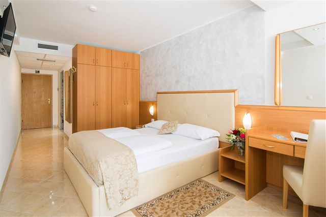 Hotel HEDERA - dvoulůžkový pokoj s možností dvou přistýlek - 2(+2) BM
