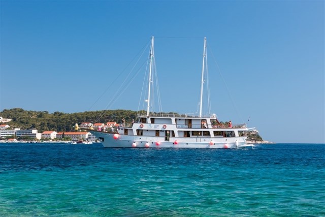 PLAVBA ZA KRÁSAMI JADRANU KL2 - Tradiční jachta s moderním vzhledem PREMIUM o délce cca 29-35 m se sluneční terasou a klimatizovaným salonem.