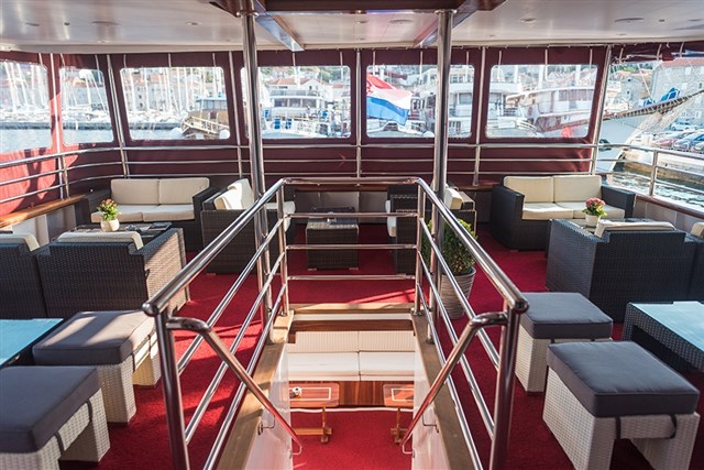 PLAVBA ZA KRÁSAMI JADRANU KL2 - Moderní jachta PREMIUM SUPERIOR o délce cca 35-41 m s prostornou sluneční terasou a klimatizovaným salonem.
