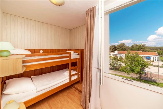 Hotel OMORIKA - dvoulůžková ložnice a výklenek s patrovou postelí (není oddělen dveřmi) - typ 2(+2)