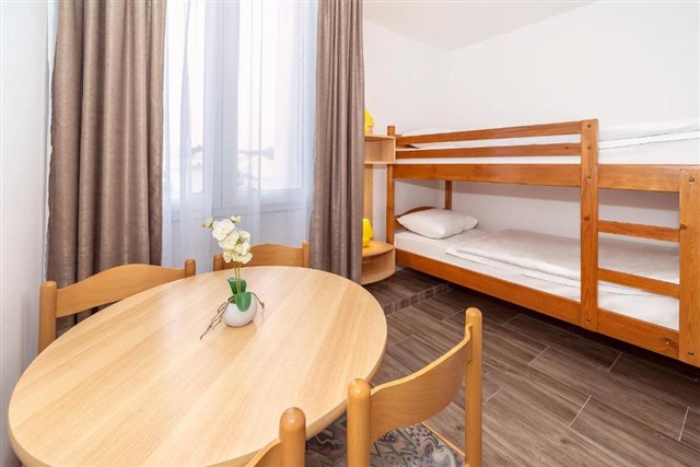 Hotel OMORIKA - dvoulůžková ložnice a výklenek s patrovou postelí (není oddělen dveřmi) - typ 2(+2)