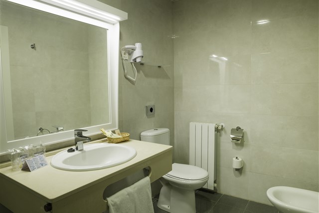 MONARQUE TORREBLANCA - koupelna dvoulůžkový pokoj