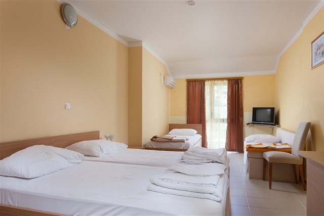 Hotel ZAGREB a dep. PINIA - dvoulůžkový pokoj s možností dvou přistýlek - typ 2(+2) M-DEPANDANCE PINIA