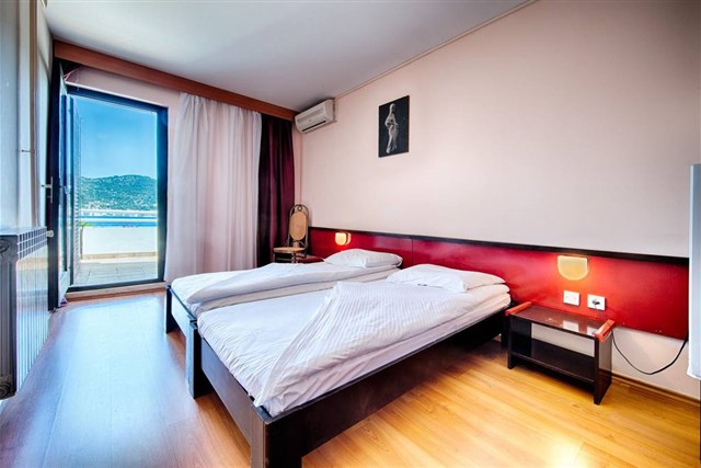 Hotel ISSA - dvoulůžkový pokoj s možností přistýlky - typ 2(+1) BM-AC