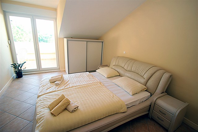 Apartmány ASTRA a PINIJA - dvě dvoulůžkové ložnice a denní místnost se 3 přistýlkami - typ APT. 4+3
