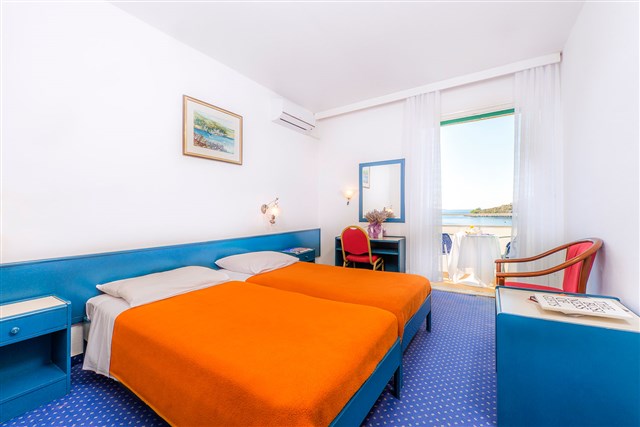 Hotel SIRENA - Klimatizovaný dvolůžkový pokoj s možností přistýlky, s orientací na mořskou stranu
