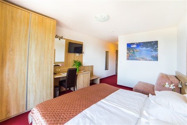 Hotel ANTONIJA - Dotované pobyty 50+ - dvoulůžkový pokoj s možností přistýlky - typ 2(+1) BM-SW v budově ANTONIJA