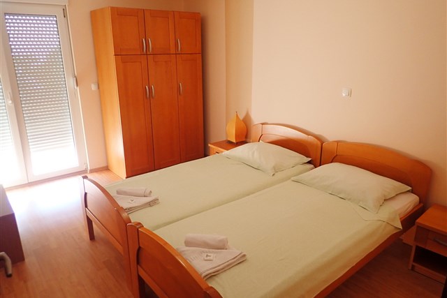 Pavilon DUKIĆ-B - Dotované pobyty 50+ - dvoulůžková ložnice a denní místnost - typ APT. 2+2 B
